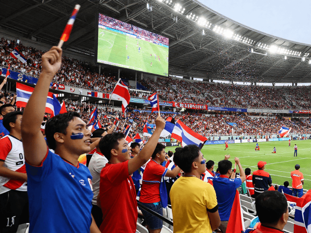 แฟนบอลชาวไทยในการแข่งขัน แทงบอลโลกนัดชิง ที่สนามฟุตบอล